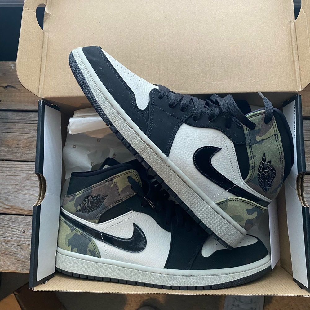 ‼️SOLD‼️ Don’t buy. Poshmark won’t let me cancel the pending offers.